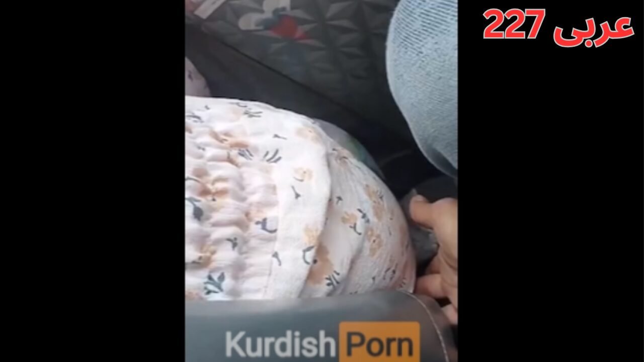 لەناو پاسدا دەست لە قونی کچێک دەدات  a212